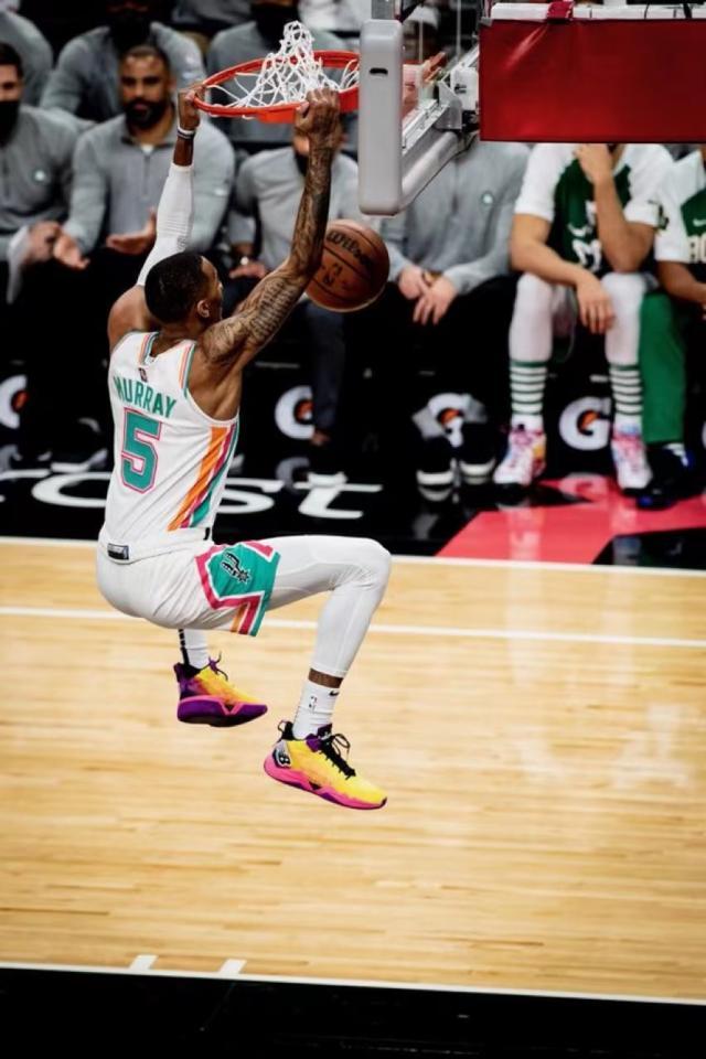 开云官网-【现场】乌度卡给老东家送温暖 输球无碍赛后叙旧